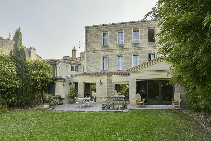 A VENDRE BELLE MAISON RÉNOVÉE AVEC UN GRAND JARDIN PISCINE ET 2 GARAGES