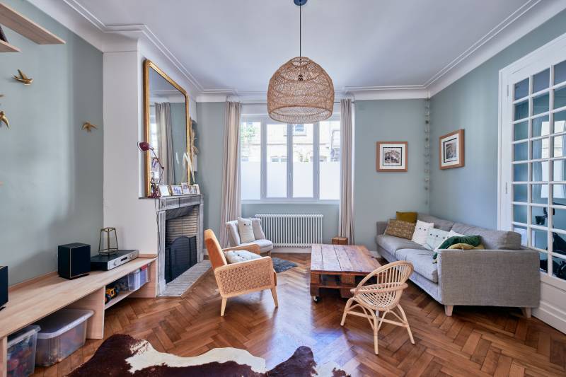 À vendre très belle maison rénovée située à Bordeaux centre quartier Saint-Seurin séjour traversant 3 chambres prestations anciennes conservées terrasse