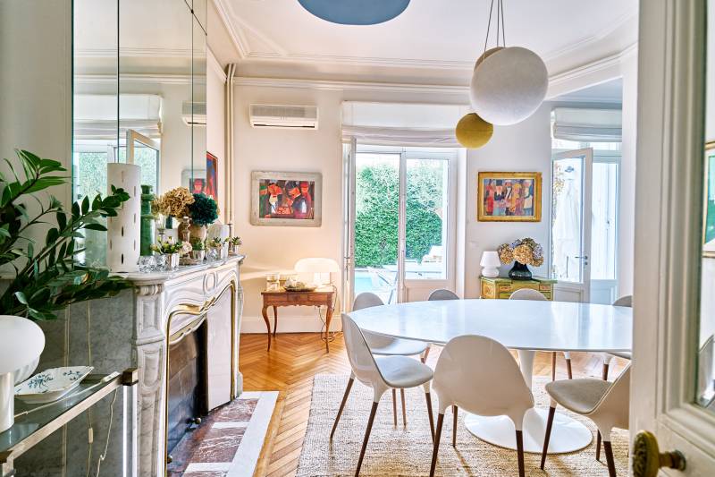 À vendre très belle hôtel particulier avec de magnifiques prestations anciennes double séjour cuisine séparée jardin de plain-pied avec piscine 6 chambres Parking en location Bordeaux quartier Fondaudège proche écoles et commerces