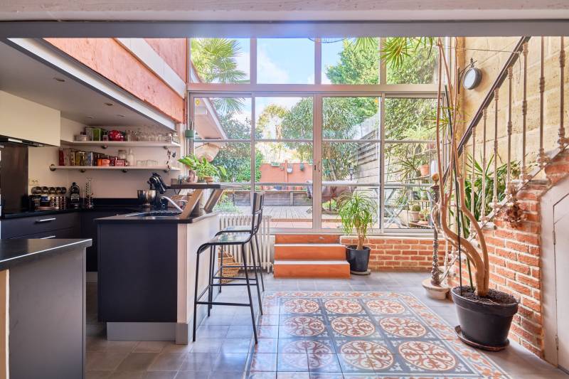 À vendre à BORDEAUX quartier NANSOUTY une belle échoppe rénovée proposant un jardin EST avec piscine un salon avec de larges baies vitrées 3 chambre et buanderie