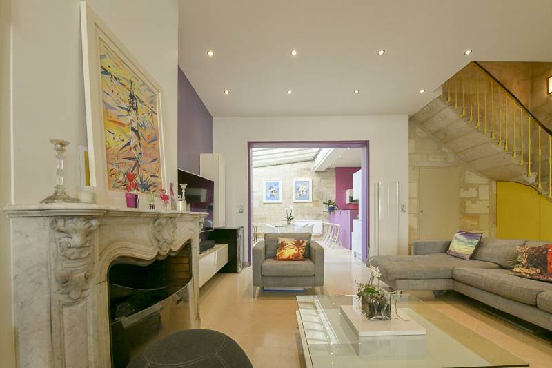 A la vente à Bordeaux quartier Saint-Seurin maison en pierre avec 4 chambres une belle terrasse et un parking en location