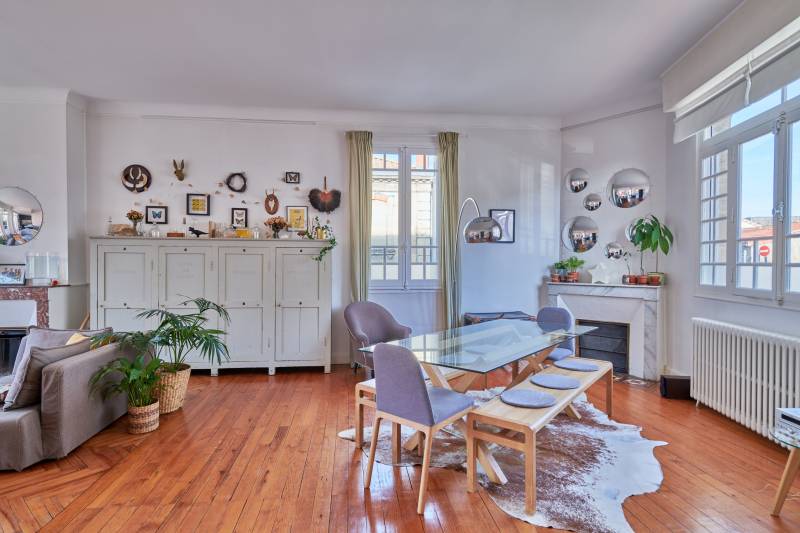 À la vente très belle maison lumineuse en pierre art déco familiale grand séjour 4 chambres dépendance garage jardin terrasse et piscine Bordeaux caudéran Primerose proche transports commerces et écoles