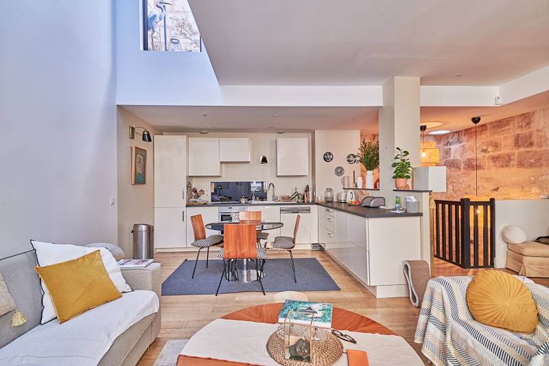À vendre à Bordeaux quartier Saint-Michel belle maison rénovée séjour lumineux 3 chambres terrasse et garage