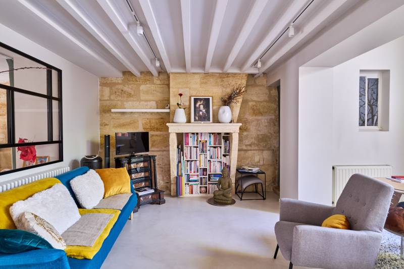 À vendre à BORDEAUX quartier CROIX BLANCHE une très belle maison rénovée par un architecte d'intérieur Séjour sur terrasse 4 chambres prestations de très belle qualité