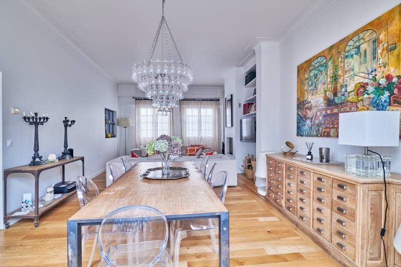 À vendre une très belle maison rénovée à BORDEAUX quartier CAUDÉRAN centre grand séjour 5 chambres dont une au rez-de-chaussée un jardin une piscine et un GARAGE