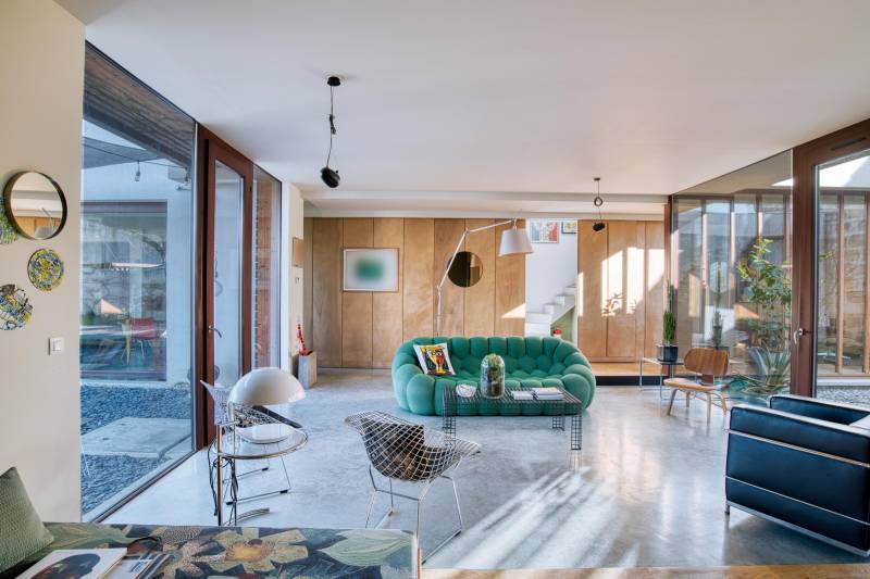 À la vente à BÈGLES très belle contemporaine sur une grande parcelle avec piscine vaste séjour 4 chambres stationnement voitures proche commerces transports écoles