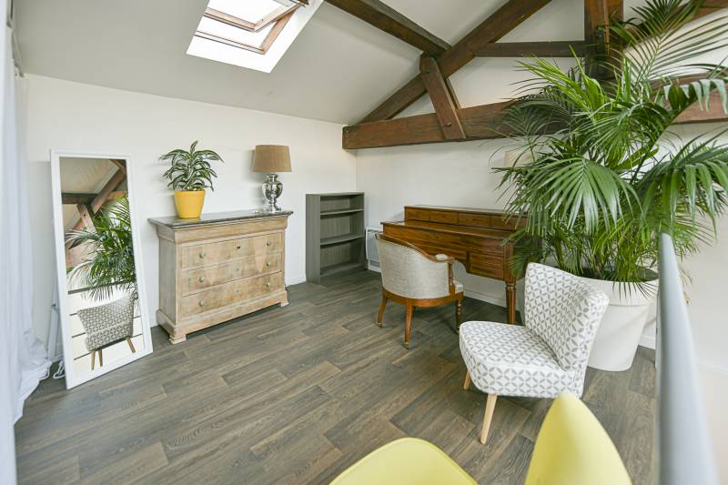 A la vente maison en pierre rénovée sans jardin avec 2 chambres un grand séjour avec plafond cathédrale Bouscat Barrière du Médoct