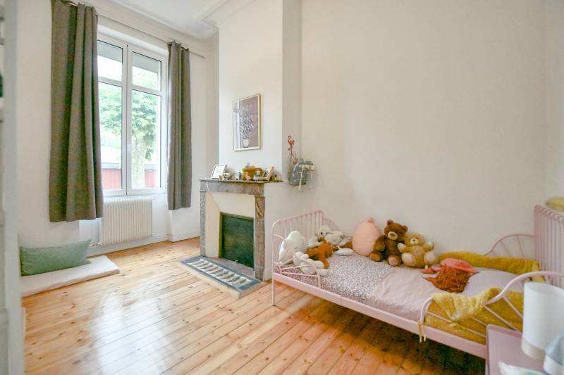 À vendre maison en pierre familiale très bel emplacement séjour double 4 chambres trois salles de bain jardin terrasse sans vis à vis