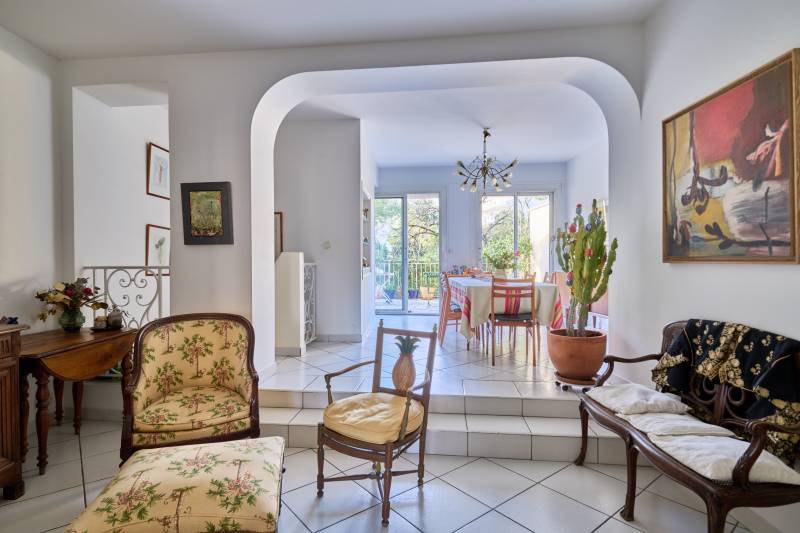 À la vente belle maison bordelaise située dans le quartier des écoles secteur Croix Blanche et Saint-Seurin 5 chambres grand jardin proche bus express commerces 