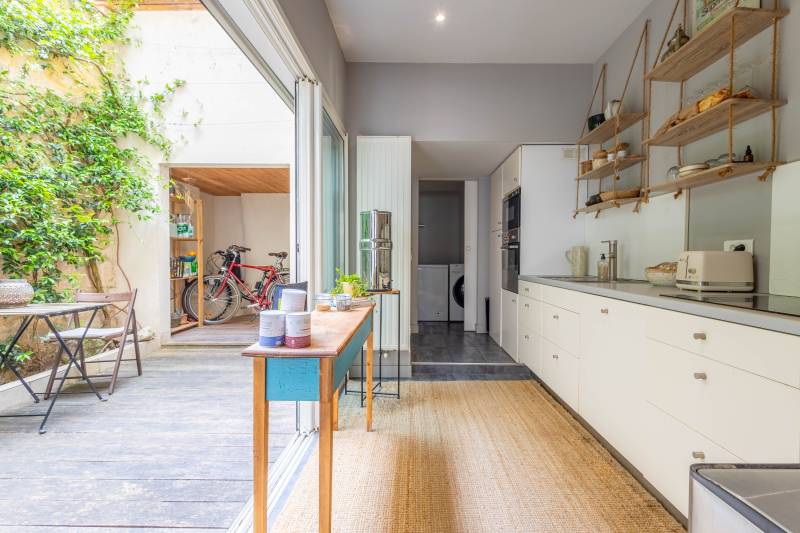 Recherche maison en pierre à Bordeaux au coeur du quartier Saint-Seurin vaste séjour lumineux donnant sur un patio 4 chambres cuisine ouverte buanderie salle de jeux