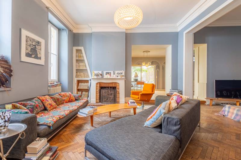 À vendre belle demeure à Bordeaux centre ville beau séjour 5 chambres prestations anciennes conservées jardin de ville avec accès vélos prestations anciennes rue calme