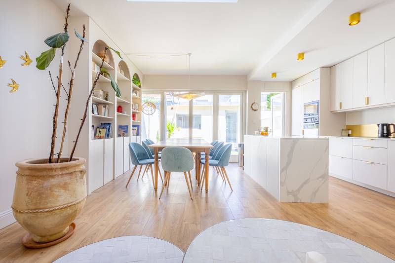 À vendre à Bordeaux caudéran quartier primerose une maison en pierre parfaitement rénovée avec un séjour de plain-pied sur un jardin de ville une dépendance et 4 chambres terrasse