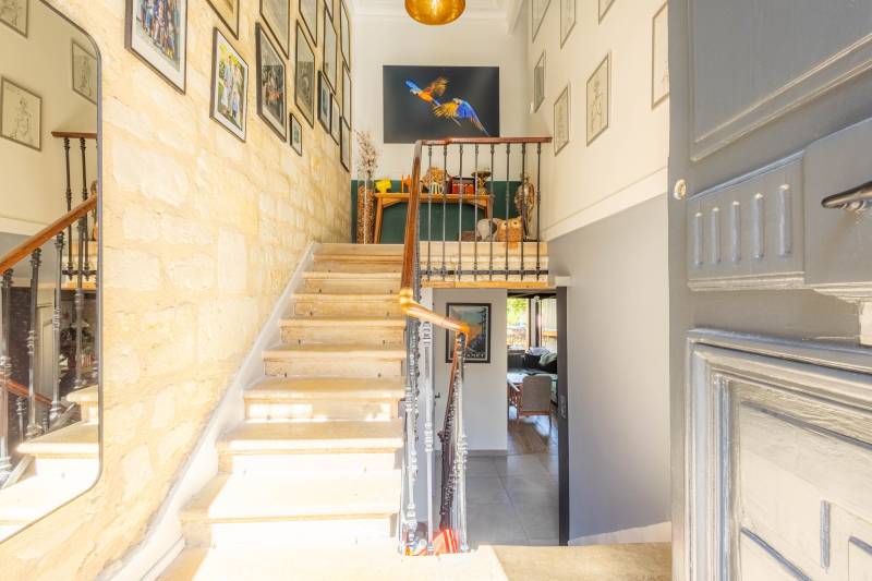 À la vente belle maison rénovée en pierre à Bordeaux quartier Croix Blanche et Judaïque belles prestations anciennes 3 chambres beau séjour sur terrasse et jardin parking en location