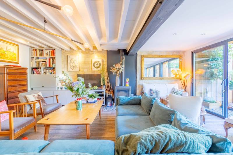 À vendre belle maison en pierre rénovée à BORDEAUX quartier CROIX BLANCHE / JUDAÏQUE vaste séjour Jardin et terrasse 3 chambres DEUX PARKINGS en location à côté