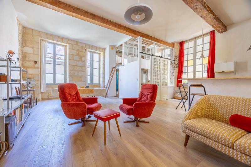 À vendre bel appartement au coeur historique de BORDEAUX quartier SAINT-PAUL avec une TERRASSE de 50 m2 3 chambres bureau vaste pièce de vie Garage à vélos