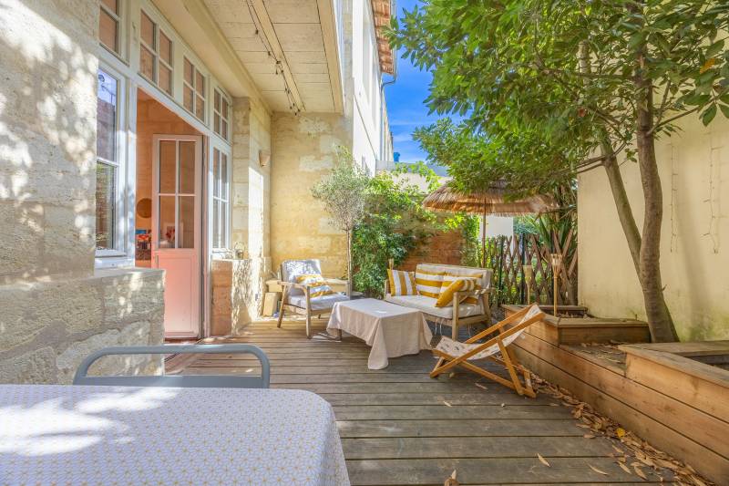 À la vente belle maison parfaitement rénovée avec de belles prestations anciennes beau séjour traversant 4 chambres jardin de plain-pied exposé Sud