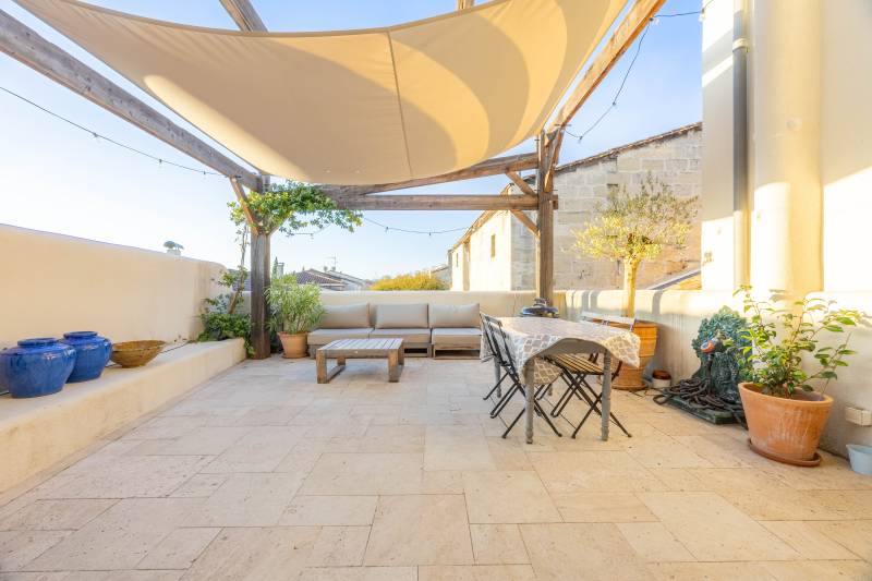 À vendre belle maison parfaitement rénovée à Bordeaux entre quartier Saint-Bruno et Georges Mandel grand séjour sur terrasse 5 chambres garage à vélos très jolie rue calme