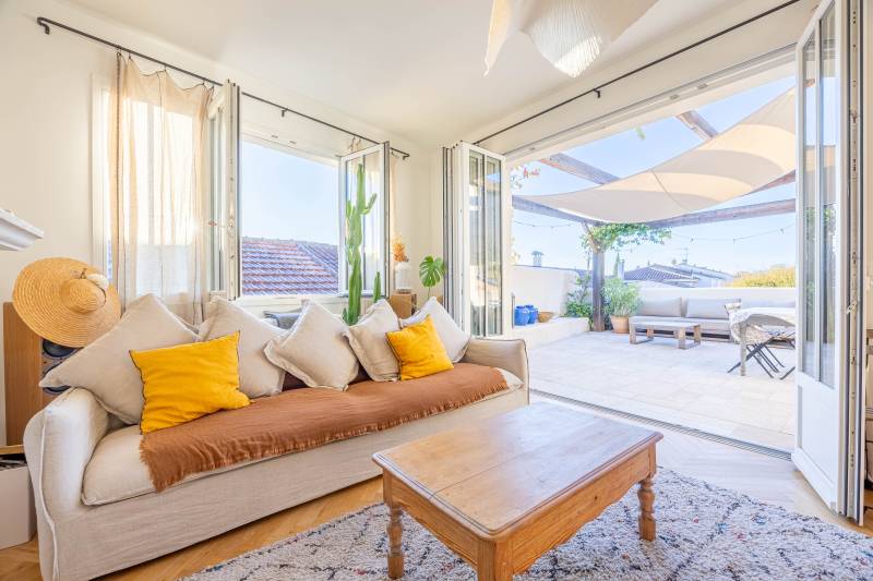 À vendre à Bordeaux quartier Judaïque à Bordeaux proche commerces, écoles et transports séjour lumineux 5 chambres et un bureau terrasse ensoleillée