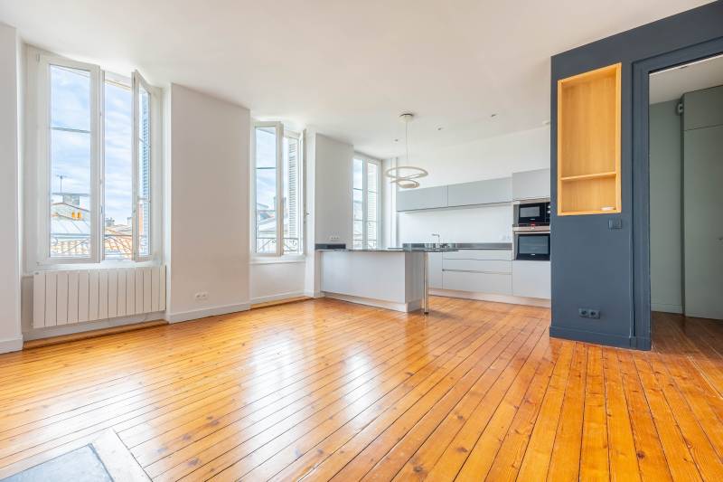 Recherche appartement Bordeaux centre-ville quartier Fonfaudège 3 chambres beau séjour avec cuisine ouverte 2 salle d'eau parquet belle hauteur sous plafond belle rénovation 2ème étage immeuble en pierre
