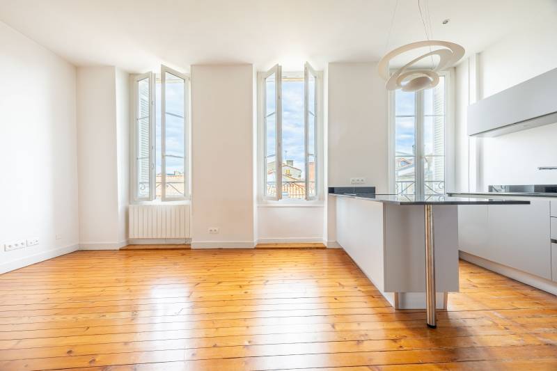 À vendre bel appartement à Bordeaux quartier Fondaudège 3 chambres grand séjour lumineux belle rénovation avec prestations anciennes deuxième étage bel immeuble en pierre