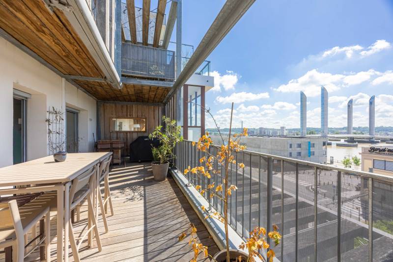 À vendre un très bel appartement Duplex avec vue sur la Garonne vaste séjour 4/5 chambres 2 TERRASSES exposées SUD-EST Place de Parking et BOX avec Borne électrique