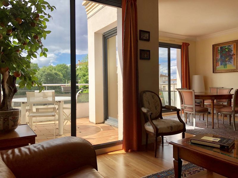 A vendre appartement 4 chambres terrasse garage parking Bouscat centre parfait état ascenseur