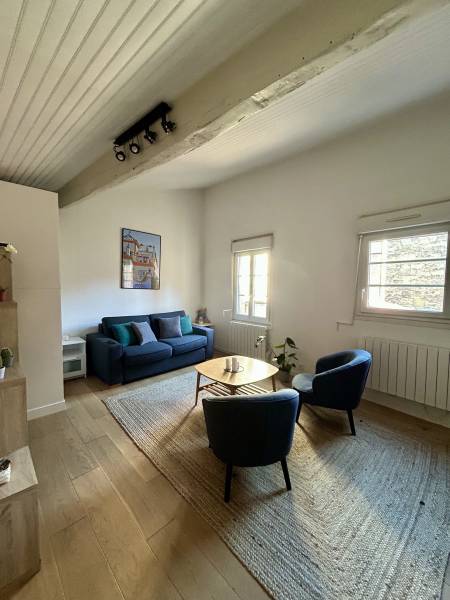 À vendre très beau studio parfaitement rénové à Bordeaux quartier Saint-Seurin centre ville dernier étage dans un immeuble en pierre