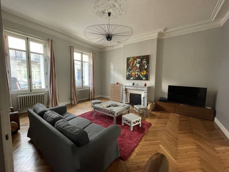 À vendre très belle maison familiale à BORDEAUX quartier PRIMEROSE aux prestations anciennes conservées proposant 6 chambres un très beau séjour traversant, un bureau, un grand jardin et un GARAGE