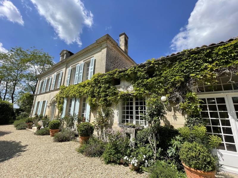À vendre une très belle propriété en Charente-Maritime proche littoral à 50 minutes de Bordeaux avec 8 chambres et un parc agrémenté d'un étang de 5600 m2