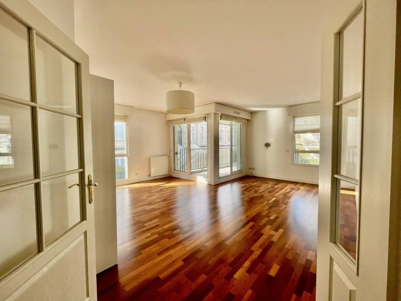 À la vente appartement résidence de standing avec 3 chambres grand séjour sur une terrasse bien exposée parking cellier et ascenseur Bordeaux Barrière du Médoc