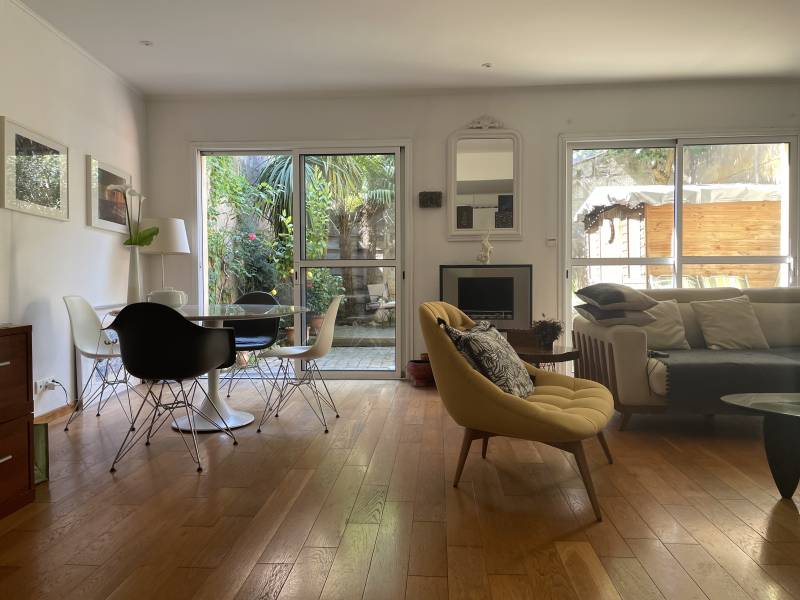 À vendre à Bordeaux quartier Saint-Seurin, une belle échoppe bordelaise dans une rue calme proposant 3 chambres un grand séjour un jardin de plain-pied sans vis à vis