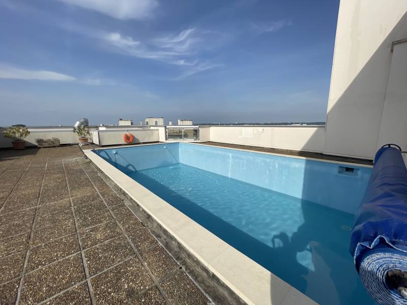 À vendre appartement dans une très belle résidence proposant un grand séjour 2 chambres 2 terrasses un parking ascenseur chambre d'étudiant en sus Bordeaux Croix Blanche