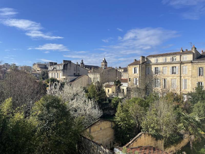 À la vente très belle maison idéalement situé au coeur du quartier Saint-Seurin à Bordeaux 5 chambres séjour traversant grand jardin sud prestations anciennes conservées rue calme et parking