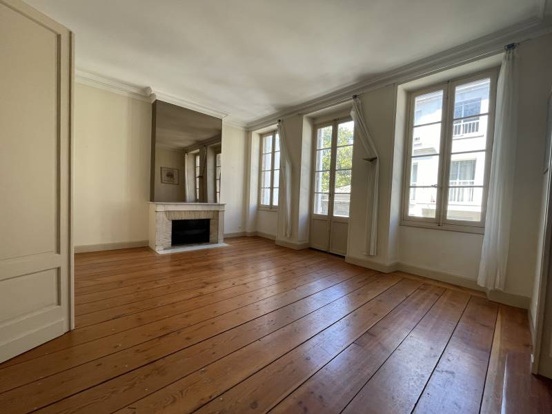 À la vente appartement dans un immeuble pierre au 1 er étage grand séjour lumineux 2 chambres  prestations anciennes Bordeaux quartier Saint-Seurin