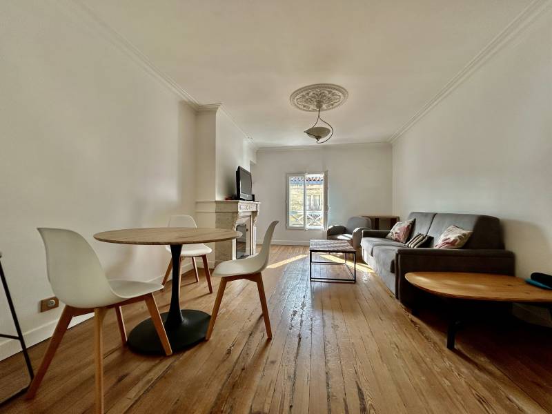 À vendre très bel appartement rénové prestations anciennes séjour 2 chambres dernier étage ascenseur calme Bordeaux centre ville