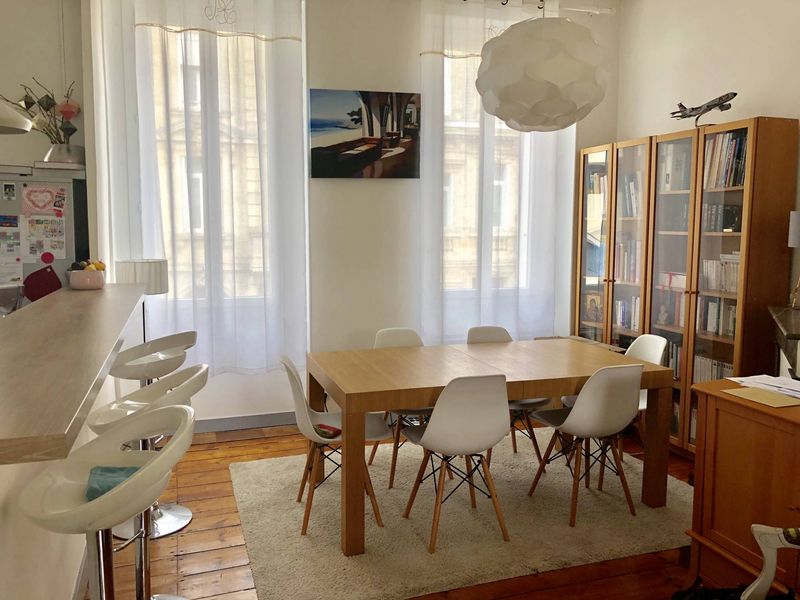 A la vente appartement dans bel immeuble pierre avec 5 chambres lumière prestations anciennes Bordeaux quartier Croix Blanche