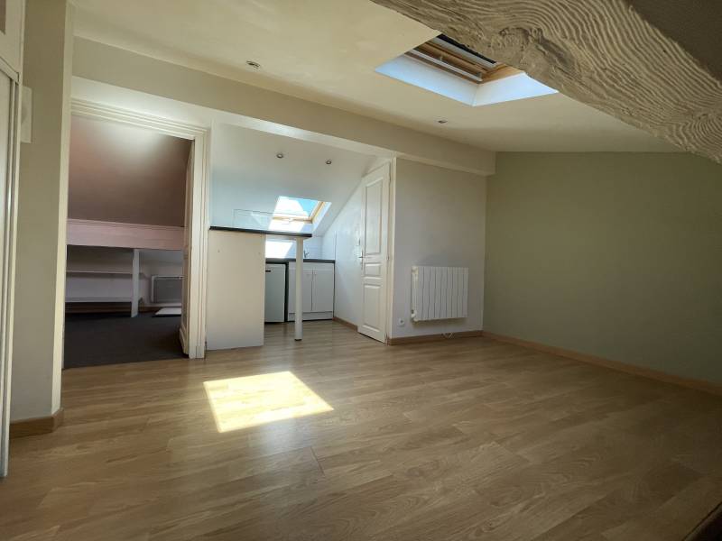 À vendre à Bordeaux quartier Croix Blanche un bureau avec salle d'eau et kitchenette rue calme parfait état 3ème étage immeuble pierre