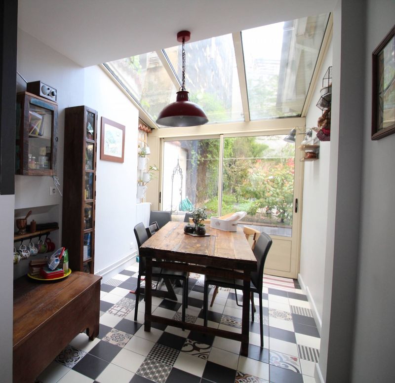 A vendre appartement rénové par architecte 2 chambres avec jardin Bordeaux centre Gambetta