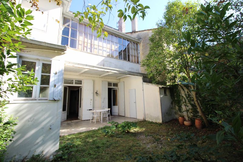 A vendre maison en pierre à rénover quartier Parc Rivière à Bordeaux comprenant 5 chambres dont une de plain pied un grand séjour traversant un jardin ouest