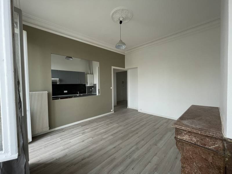 À la vente appartement T3 rénové lumineux dans un immeuble en pierre ravalé rue calme secteur résidentiel Bordeaux quartier Croix Blanche