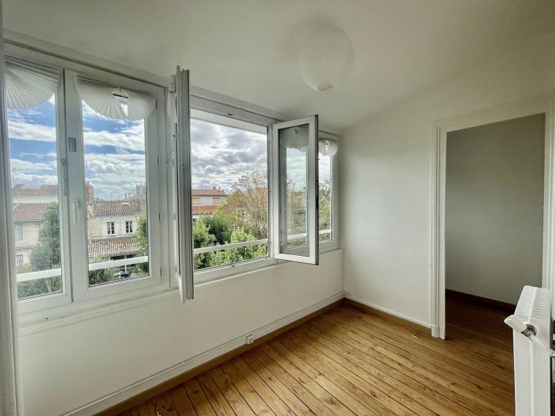 À vendre un bel appartement duplex lumineux à BORDEAUX quartier CROIX BLANCHE avec un séjour et 2 chambres T1 bis mansardé à l'étage supérieur