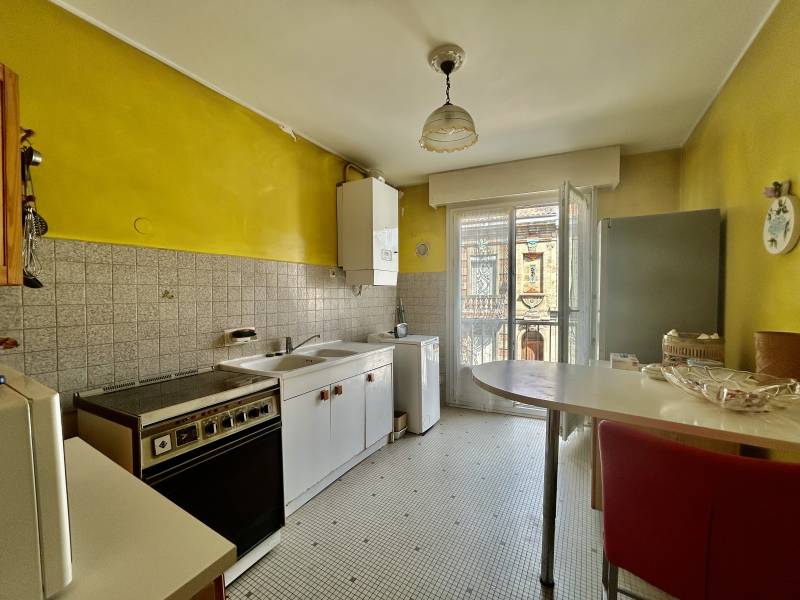 À vendre à Bordeaux Parc Rivière appartement grand séjour 2 chambres avec parking et ascenseur à rénover très lumineux