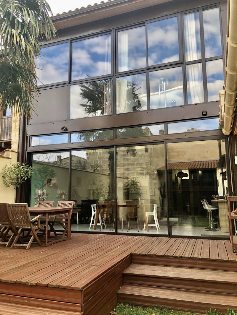 A vendre à Bordeaux centre maison pierre rénovée avec 5 chambres Garage jardin piscine chauffée dépendance