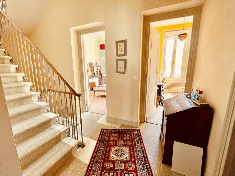 À vendre maison à rénover dans une très jolie rue quartier Saint-Seurin à Bordeaux proposant 5 chambres un bureau un grand jardin et une terrasse place de parking en location