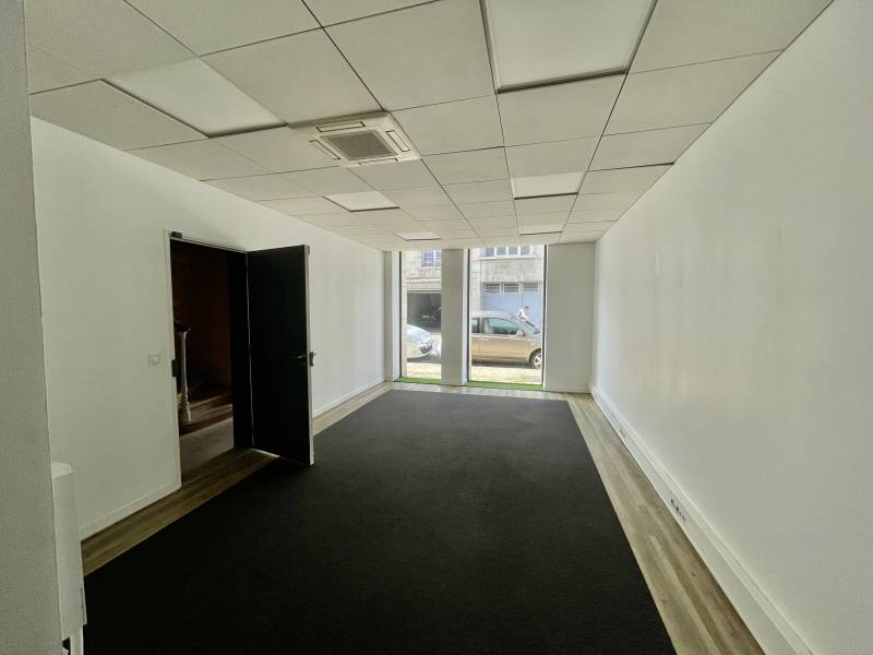 À la vente local professionnel au rez de chaussée d'un immeuble en pierre bel espace possible Garage en location