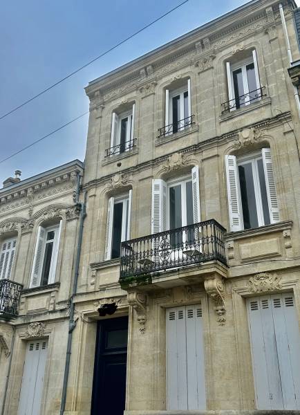 À vendre un appartement T2 loué à BORDEAUX quartier CROIX BLANCHE avec un JARDIN de 100 m2 IDÉAL INVESTISSEUR