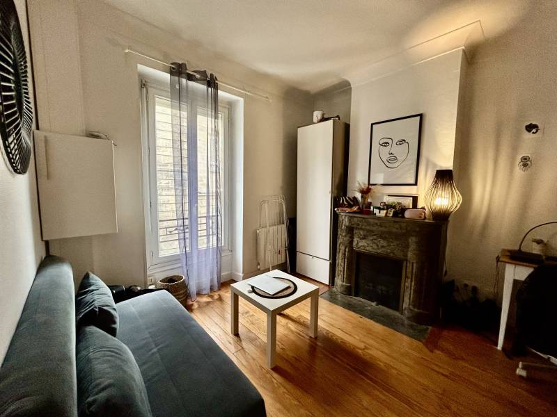 À vendre studio en parfait état avec cuisine séparée au 1 er étage petite copropriété garage faibles charges idéal investissement locatif Bordeaux coeur de Saint-Seurin