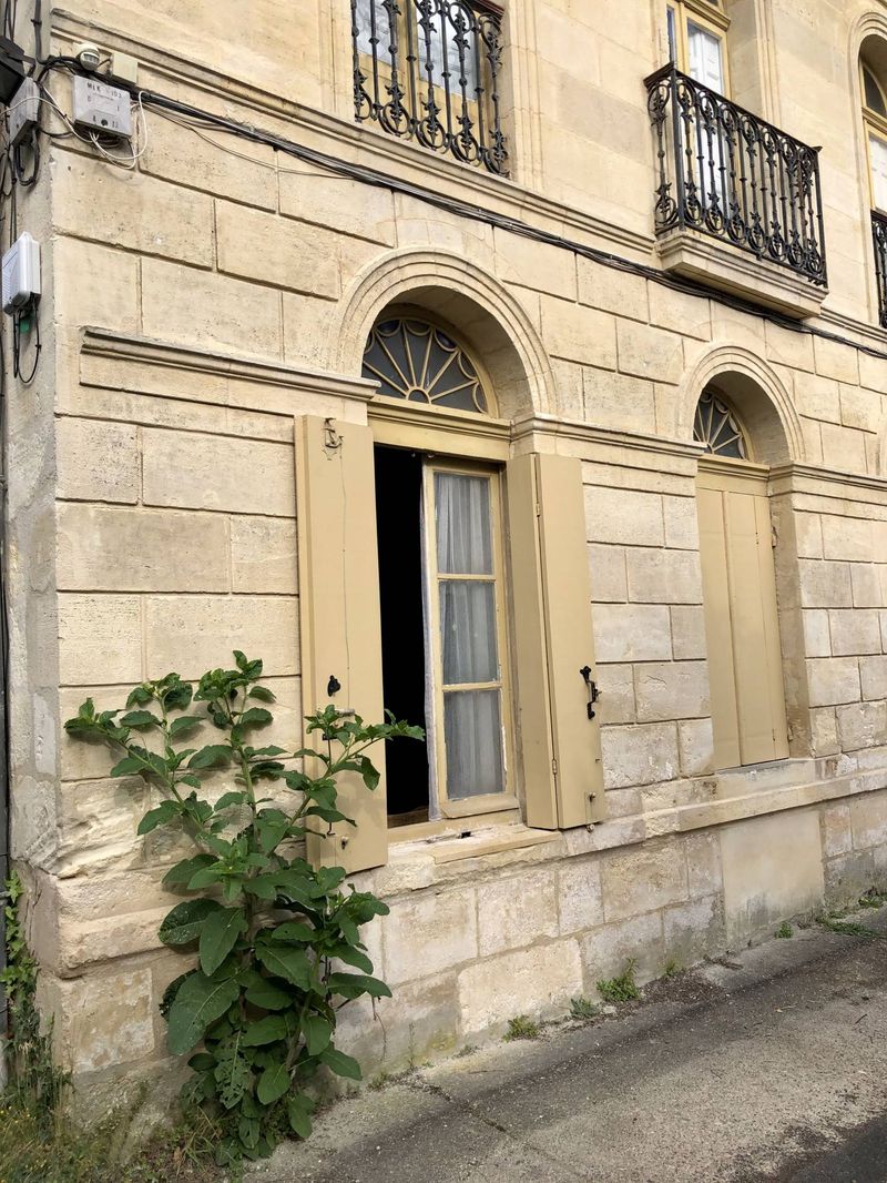 A la vente Bordeaux Croix Blanche appartement T4/5 à rénover avec jardin et place de parking