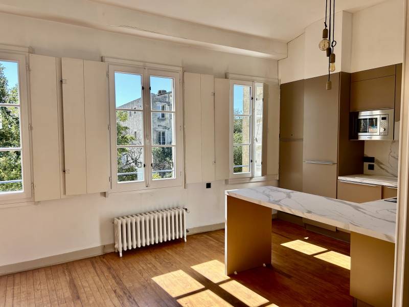À vendre bel appartement lumineux à Bordeaux quartier Saint-Seurin duplex immeuble pierre dernier étage 2 chambres 2 salles de bain