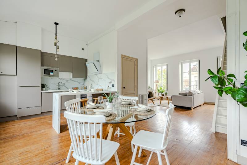 À la vente très bel appartement en bon état général séjour 2 chambres prestations anciennes dernier étage petite copropriété bel immeuble en pierre proche transports et commerces